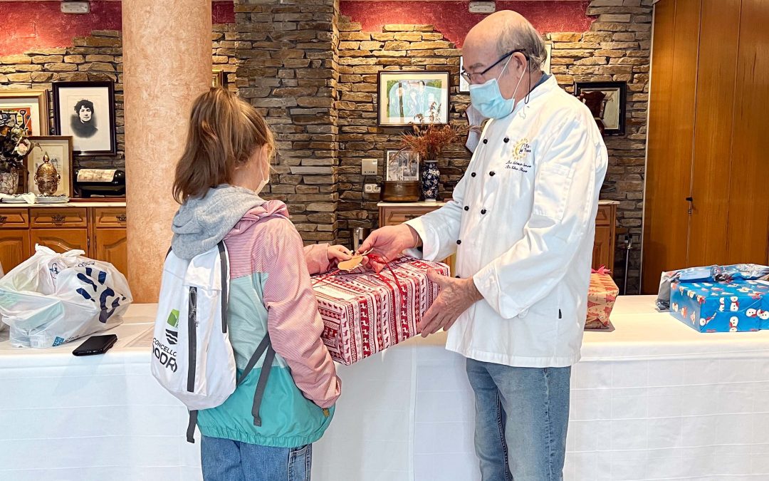 La Fundación Amigos de Galicia y el Chef Rivera entregan regalos entre los menores de familias en riesgo de exclusión social de la comarca