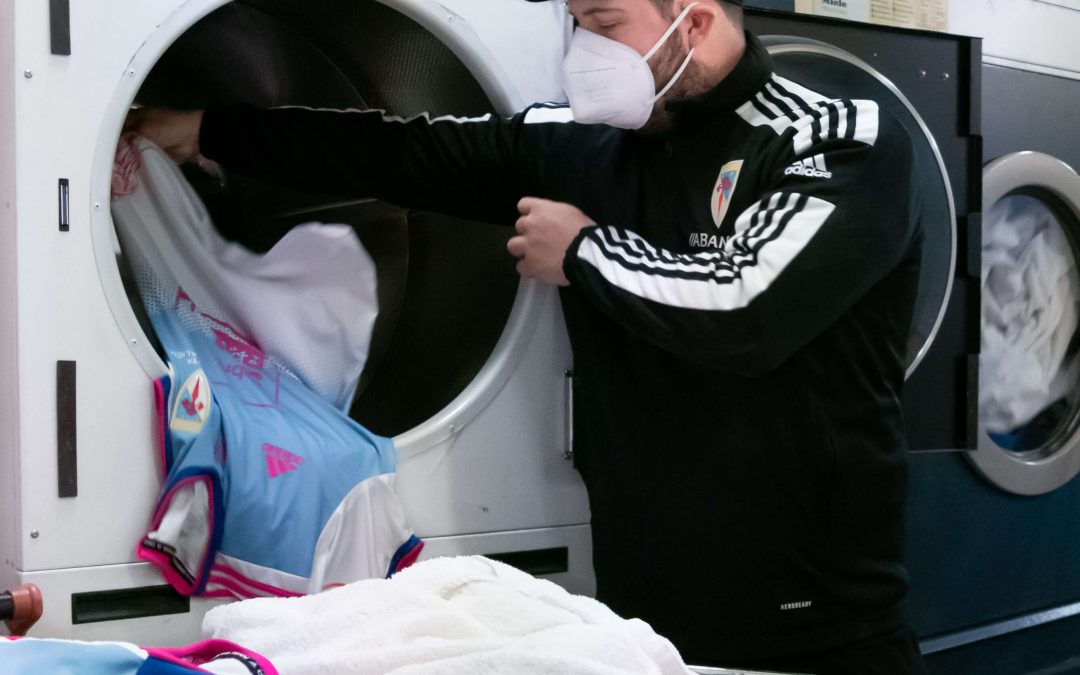 Fundación Amigos de Galicia hace entrega de dos lavadoras y una secadora industriales a la S.D. Compostela