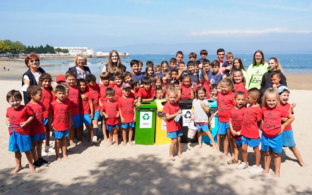 Fundación Amigos de Galicia organiza una recogida de basura en la playa Preguntoiro de Vilaxoán