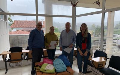 Fundación Amigos de Galicia continúa la entrega mochilas con material escolar entre familias con menores a cargo atendidas en A Baña
