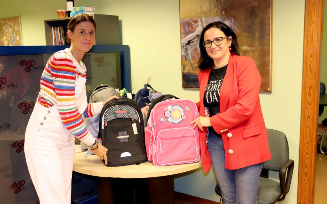 Fundación Amigos de Galicia en colaboración co Centro Comercial Camelias entregan mochilas e material escolar a familias de Vigo