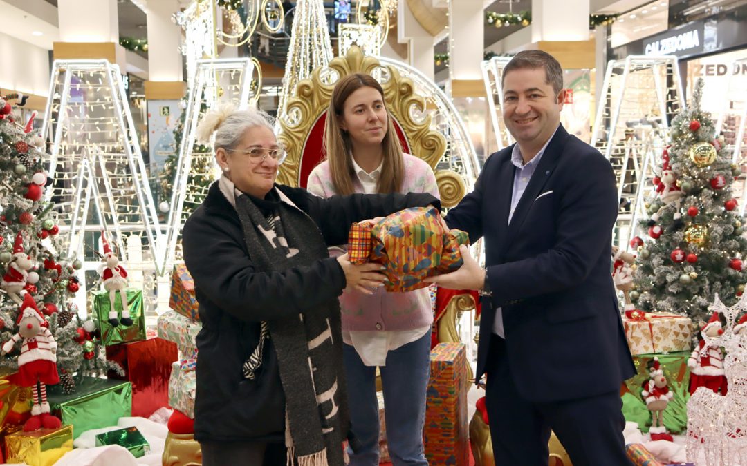 Fundación Amigos de Galicia en colaboración con Centro Comercial Ponte Vella, hacen entrega de regalos a familias en riesgo de exclusión social, dentro de la Campaña solidaria de Navidad: “Comparte Ilusión”.