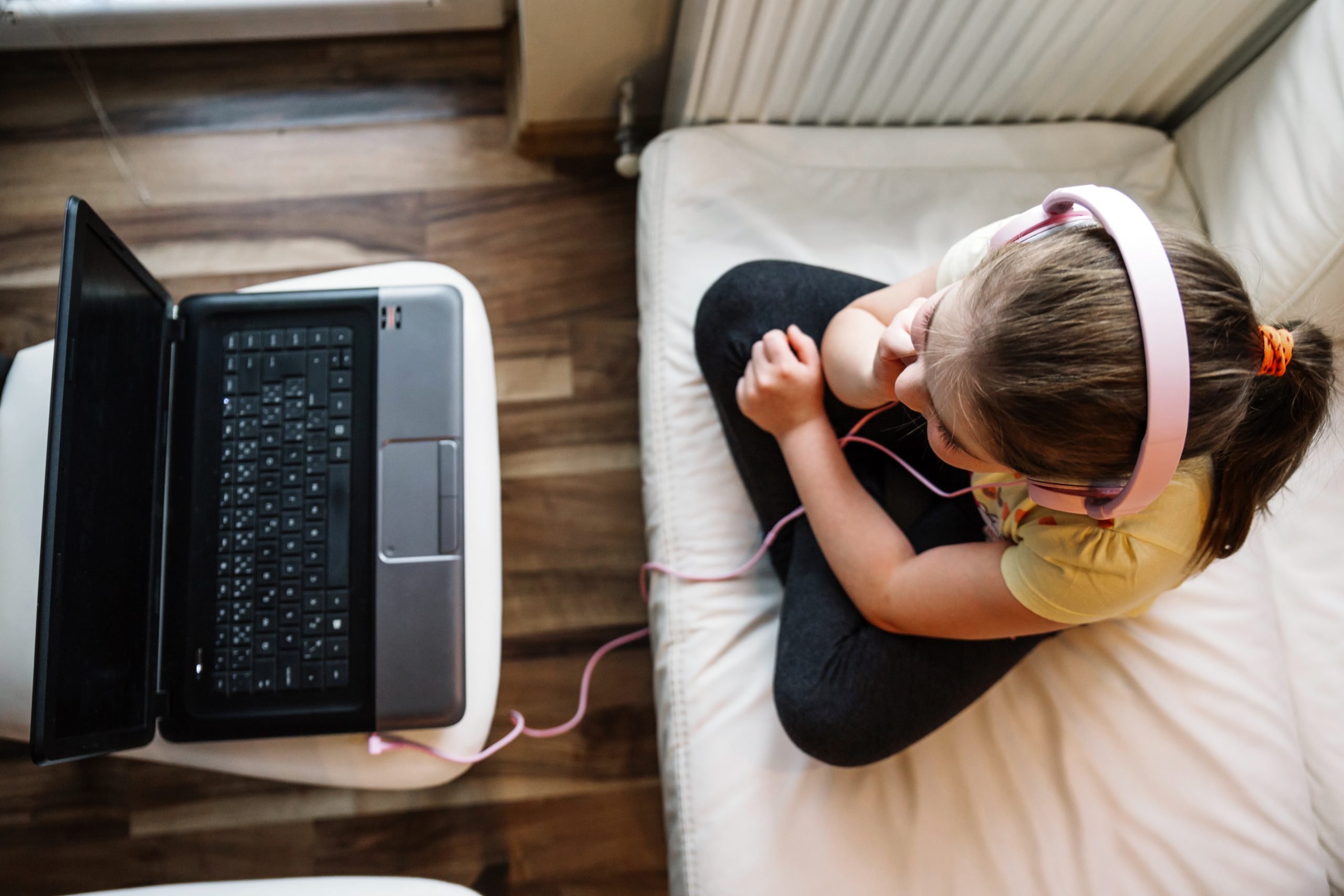 girl-headphones-wathcing-movie-laptop